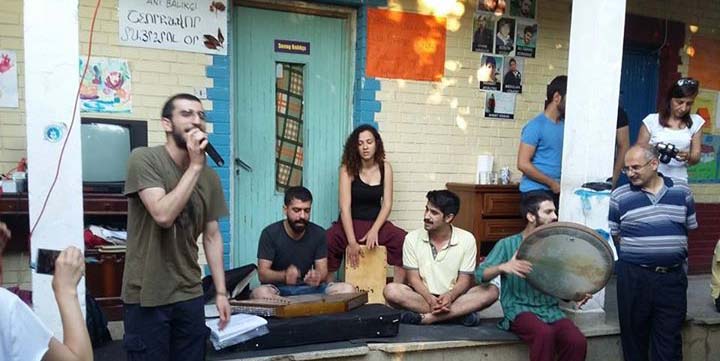 Եղբայրական դրախտ՝ Քամփ Արմէն